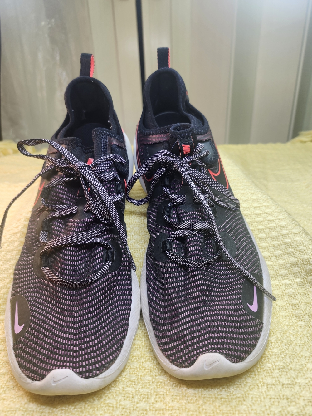 Nike Women's Black/Pink Athletic Running Shoes